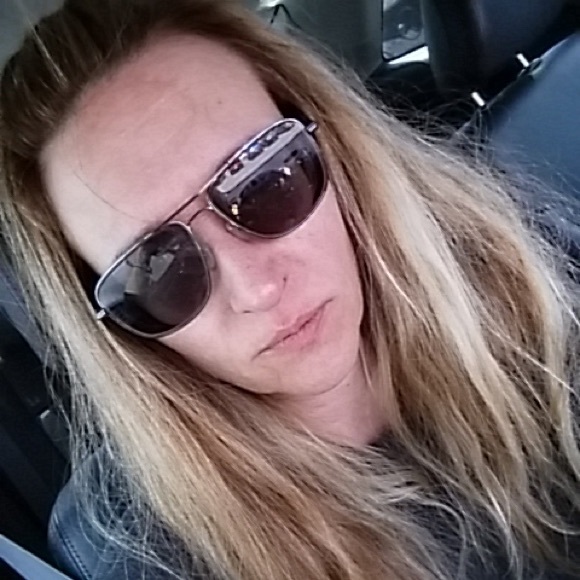 Meet your Posher, Elizabeth - Picture 2 of 3